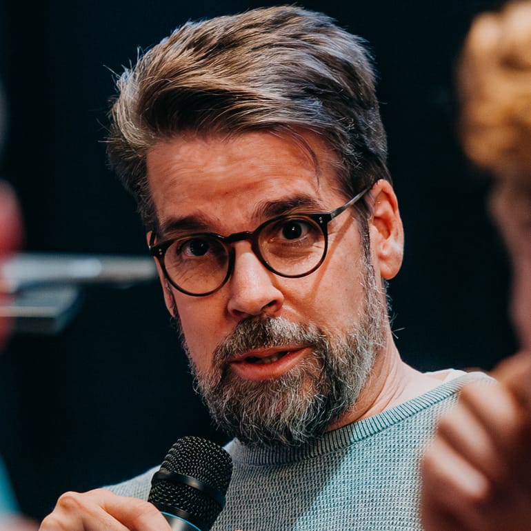 Ralf D. Müller spricht mit Mikrofon auf der Haeger Tech & Connect 2026